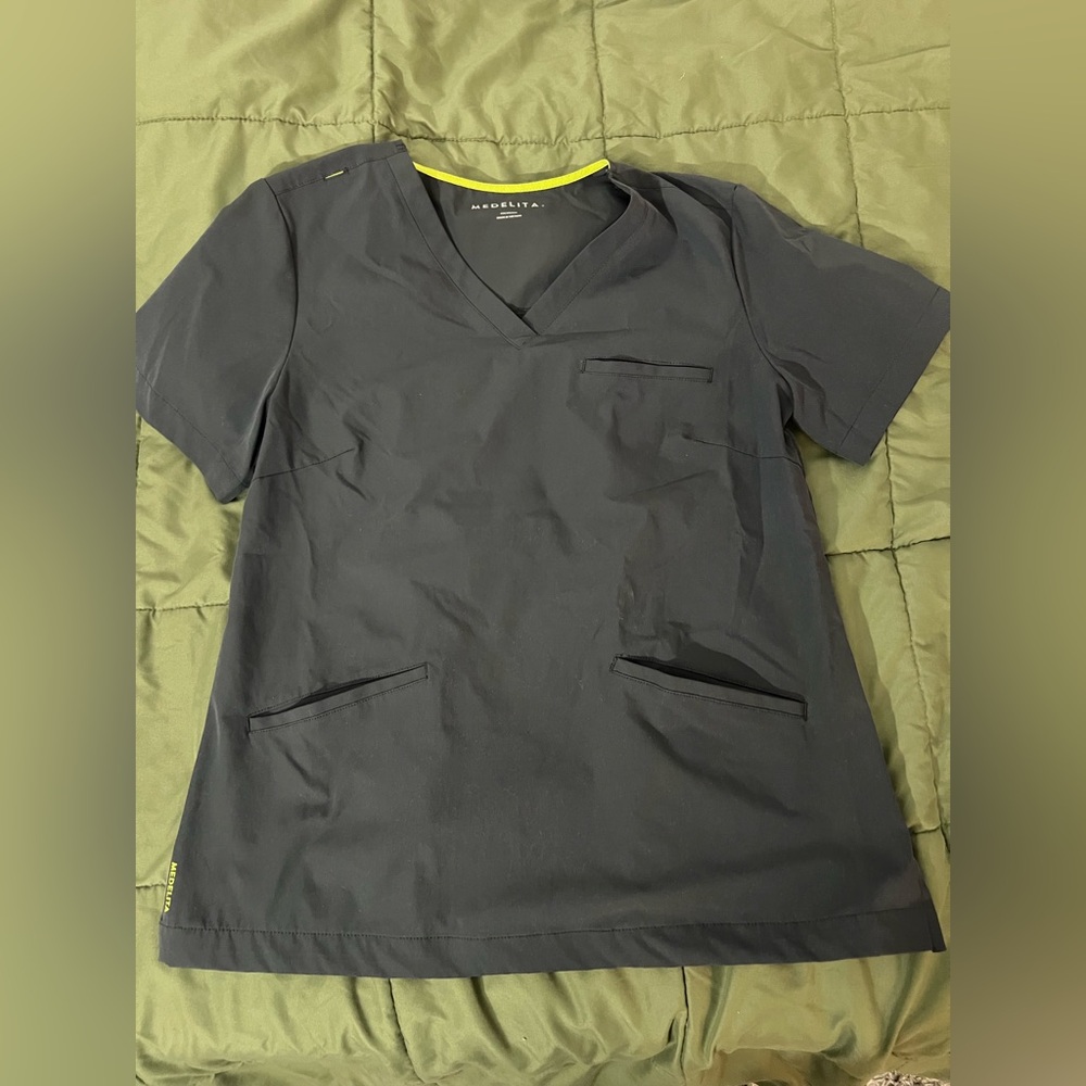 Medelita Gray Scrub top in size Medium